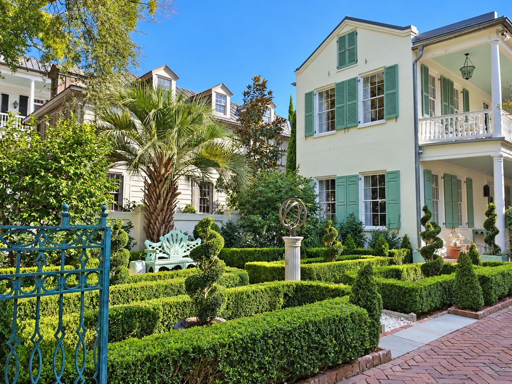 Charleston single house in soft daylight - photo by Irina Bordyn